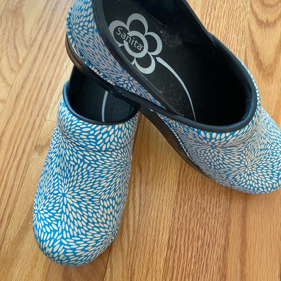 Women's Patterned Clogs - Picture 2 of 5
